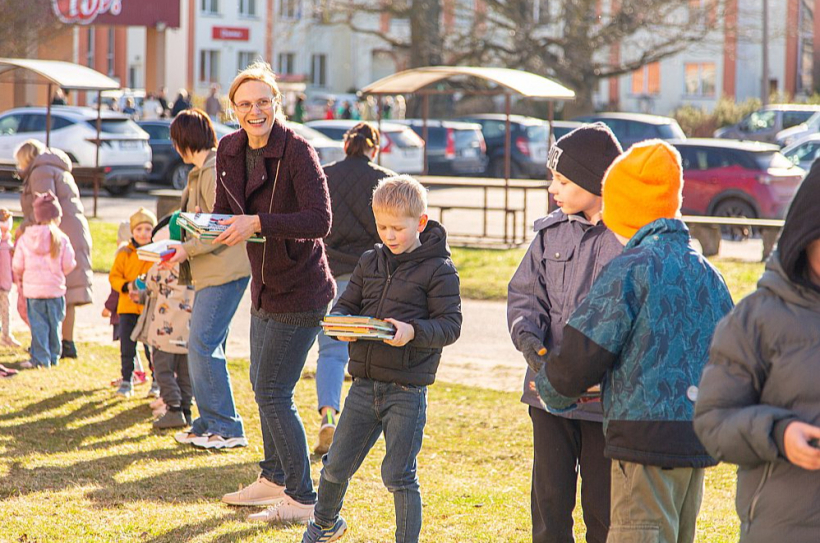 Zaļenieku bibliotēkas "Grāmatu ķēdē" bibliotēkas krājumu pārnesa 235 dalībnieki. Zaļenieku bibliotēkas "Grāmatu ķēdē" bibliotēkas krājumu pārnesa 235 dalībnieki.