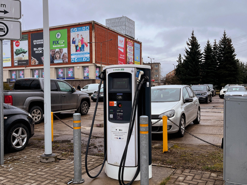 Uzlādes stacija Salaspilī pie kultūras nama "Enerģētiķis".