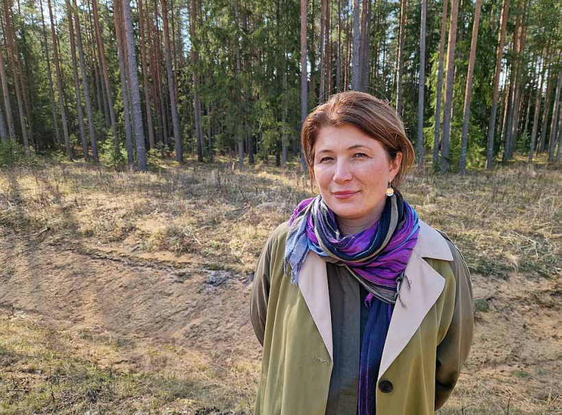 "Nekādas kompensācijas nevar atsvērt mūsu šā brīža dzīvi, kad no rītiem varam klausīties putnu dziesmās un meža šalkoņā. To nav iespējams nopirkt ne par kādu naudu," uzsver "Vāverīšu" iemītniece Guna Grote-Majore, kuras ģimenei nemaz tāda nepienākas, jo īpašumā ir reģistrēta zemnieku saimniecība.