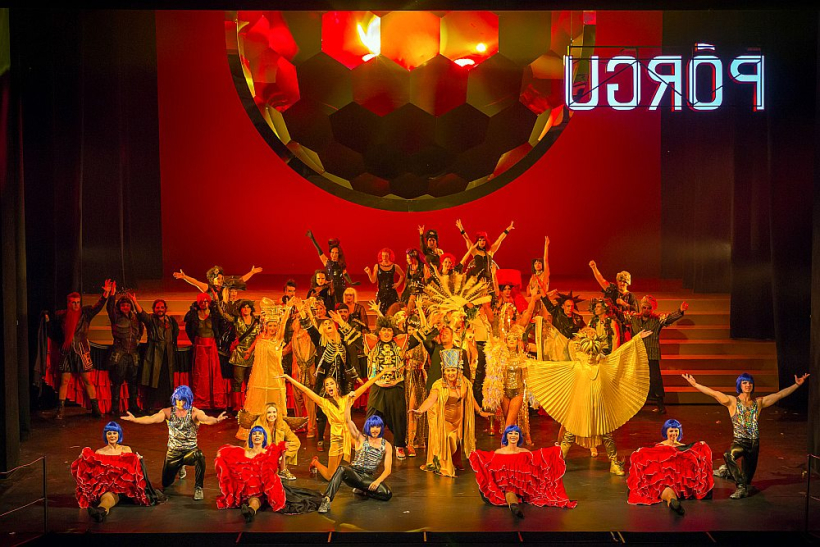 Skats no Žaka Ofenbaha operetes "Orfejs pazemē" iestudējuma Igaunijas Nacionālajā operā. Skats no Žaka Ofenbaha operetes "Orfejs pazemē" iestudējuma Igaunijas Nacionālajā operā.
