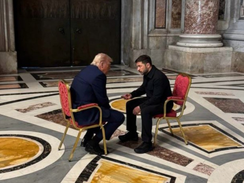 Zelenskis Svētā Pētera bazilikā sarunājas ar Trampu īsi pirms pāvesta Franciska bēru ceremonijas. Zelenskis Svētā Pētera bazilikā sarunājas ar Trampu īsi pirms pāvesta Franciska bēru ceremonijas.