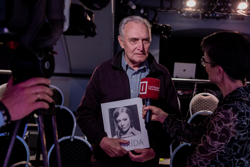 Aktieris Uldis Dumpis bijis ilggadējs Astrīdas Kairišas skatuves partneris. Aktieris Uldis Dumpis bijis ilggadējs Astrīdas Kairišas skatuves partneris.