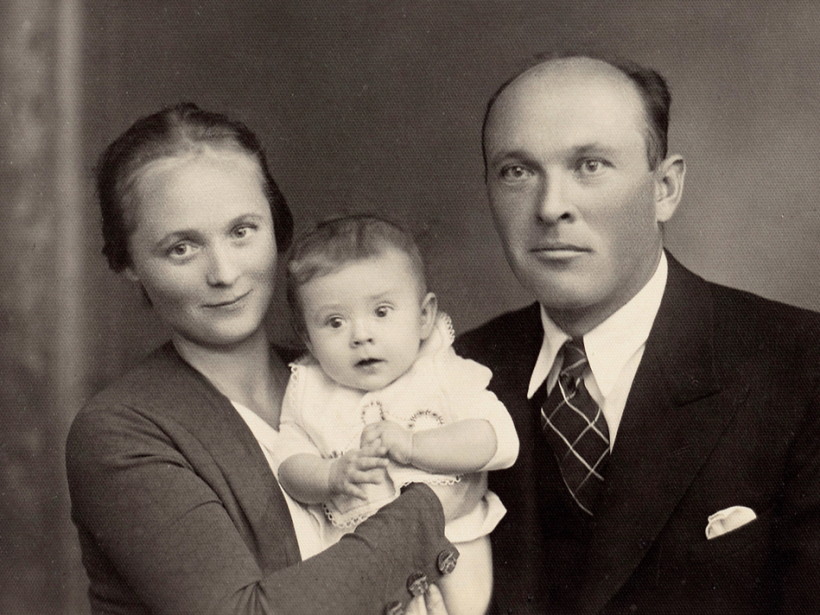 Mazā Astrīda ar mammu Veroniku un tēti Juri, 1941. gads Mazā Astrīda ar mammu Veroniku un tēti Juri, 1941. gads