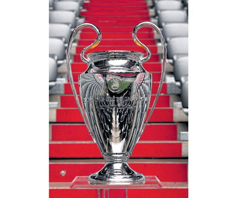 UEFA Čempionu līgas kauss ir 73,5 centimetrus garš un sver 7,5 kilogramus. UEFA Čempionu līgas kauss ir 73,5 centimetrus garš un sver 7,5 kilogramus.