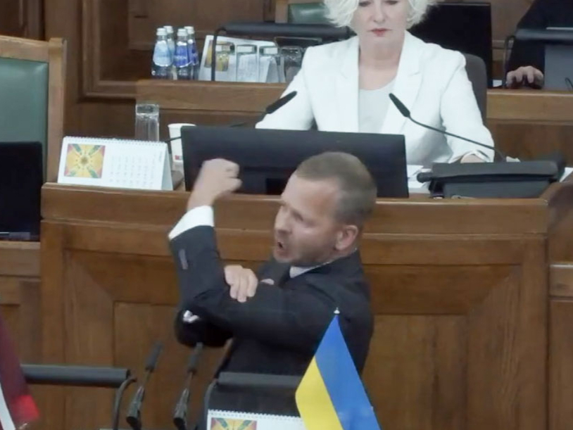 Aleksejs Rosļikovs Saeimā rāda nepieklājīgu žestu visiem latviešiem. Aleksejs Rosļikovs Saeimā rāda nepieklājīgu žestu visiem latviešiem.
