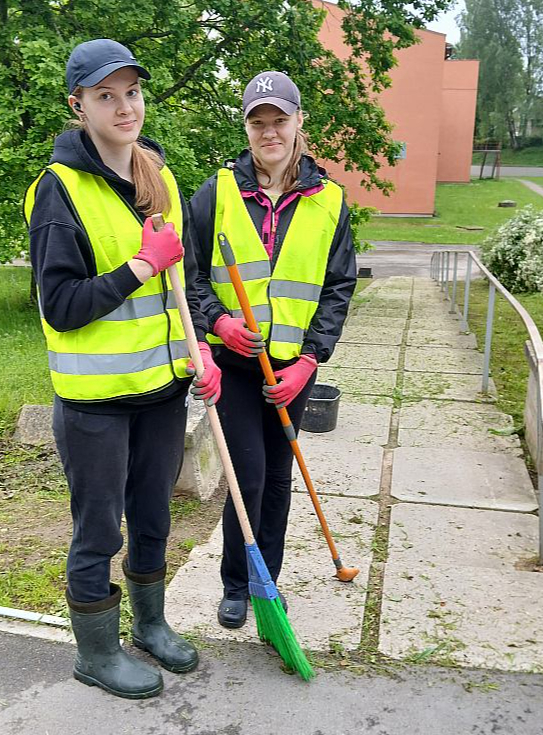 Jēkabpils novada Salas pagastā labiekārtošanas darbos strādā divas skolnieces.