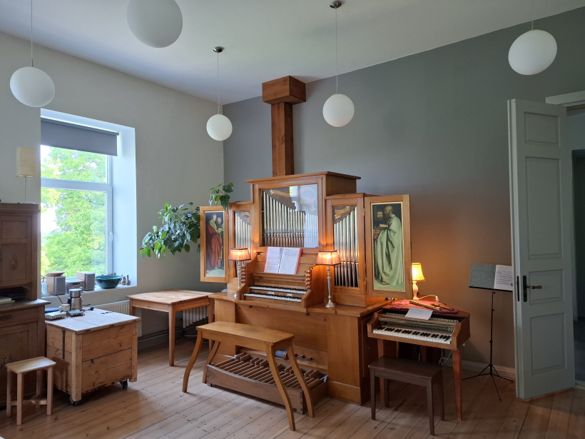 Elektriskās ērģeles Ozolu skolā ir lielākais Jāņa Lūsēna instruments. Tās atceļojušas no Baldones luterāņu dievnama, kur bijušas par mazām, bet te tās ir īsts dārgums.