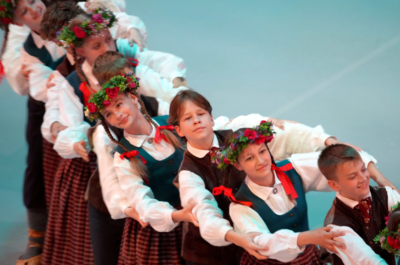 XIII Latvijas Skolu jaunatnes dziesmu un deju svētku skatuviskās dejas uzvedums ''VIEDVASARA'' ''Xiaomi'' arēnā. XIII Latvijas Skolu jaunatnes dziesmu un deju svētku skatuviskās dejas uzvedums ''VIEDVASARA'' ''Xiaomi'' arēnā.