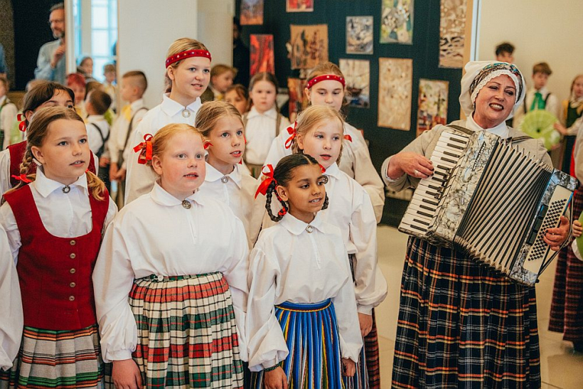 Marta Alise Kanča (no kreisās, malā) svētkos piedalās Saulkrastu novada vidusskolas folkloras kopas "Zvejniekciems" sastāvā. Marta Alise Kanča (no kreisās, malā) svētkos piedalās Saulkrastu novada vidusskolas folkloras kopas "Zvejniekciems" sastāvā.