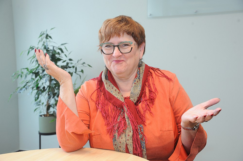 Klimata un enerģētikas ministrijas valsts sekretāra vietniece vides politikas jautājumos Rudīte Vesere: "Šobrīd pastāv vairāk nekā 200 dažādu plastmasas veidu un katrs no tiem ir pārstrādājams citādi. Daļa no plastmasām vispār nav pārstrādājamas, piemēram, visiem pazīstamais putuplasts." Klimata un enerģētikas ministrijas valsts sekretāra vietniece vides politikas jautājumos Rudīte Vesere: "Šobrīd pastāv vairāk nekā 200 dažādu plastmasas veidu un katrs no tiem ir pārstrādājams citādi. Daļa no plastmasām vispār nav pārstrādājamas, piemēram, visiem pazīstamais putuplasts."