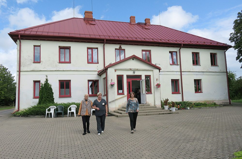 Dienvidkurzemes novada Dunalkas pamatskolu slēdza 2019. gadā, bet 2022. gadā tur atvērts sociālais aprūpes centrs "Citas mājas". Dienvidkurzemes novada Dunalkas pamatskolu slēdza 2019. gadā, bet 2022. gadā tur atvērts sociālais aprūpes centrs "Citas mājas".
