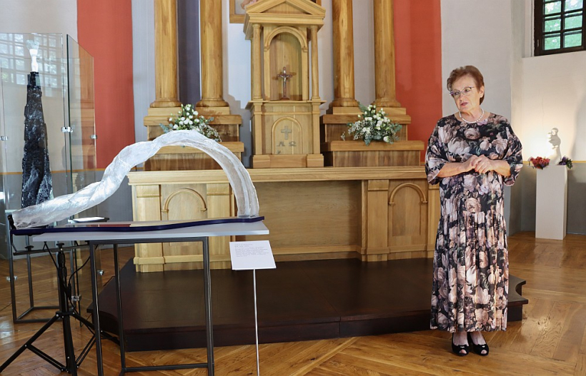 Brīdis Ēvī Upenieces simtgades svinībās grāfu Borhu kapelā. Sirsnīgā uzrunā Preiļu vēstures un lietišķās mākslas muzeja vadītāja Tekla Bekeša pateicās arī māksliniecei Andai Munkevicai par nesavtīgo dāvinājumu muzejam – stikla skulptūru "Evi. Upe". Brīdis Ēvī Upenieces simtgades svinībās grāfu Borhu kapelā. Sirsnīgā uzrunā Preiļu vēstures un lietišķās mākslas muzeja vadītāja Tekla Bekeša pateicās arī māksliniecei Andai Munkevicai par nesavtīgo dāvinājumu muzejam – stikla skulptūru "Evi. Upe".