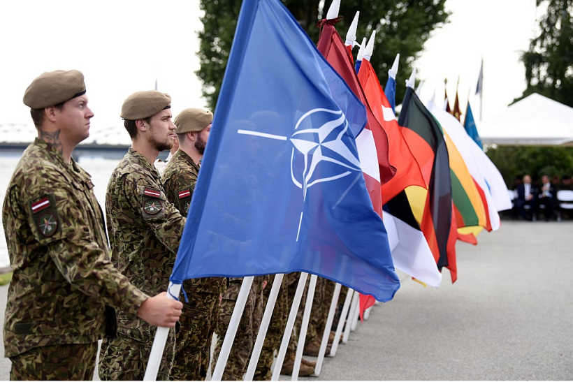 Jau tagad Latvijā atrodas sabiedroto valstu karavīri, tajā skaitā Ādažos izvietots NATO daudznacionālās divīzijas štābs "Ziemeļi". Jau tagad Latvijā atrodas sabiedroto valstu karavīri, tajā skaitā Ādažos izvietots NATO daudznacionālās divīzijas štābs "Ziemeļi".