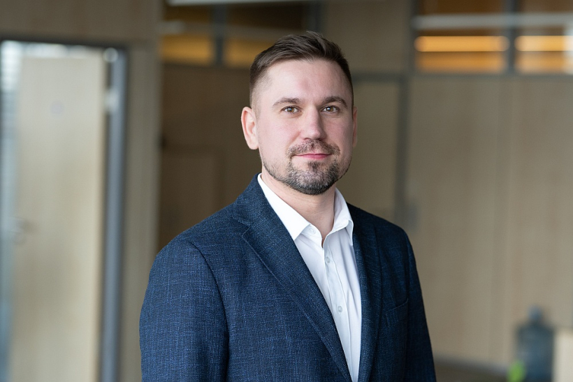 "Elektroenerģijas patēriņš 2050. gadā tiek plānots tikai 19 TWh, kas ir salīdzinoši pieticīgi, ņemot vērā elektrifikācijas potenciālu. Arī AER jaudu mērķis – 7500 MW – vēlamajā scenārijā ir zemāks nekā Latvijas potenciāls, it īpaši vēja un saules enerģijā," secina "Enefit" vadītājs Mārtiņš Vancāns. "Elektroenerģijas patēriņš 2050. gadā tiek plānots tikai 19 TWh, kas ir salīdzinoši pieticīgi, ņemot vērā elektrifikācijas potenciālu. Arī AER jaudu mērķis – 7500 MW – vēlamajā scenārijā ir zemāks nekā Latvijas potenciāls, it īpaši vēja un saules enerģijā," secina "Enefit" vadītājs Mārtiņš Vancāns.