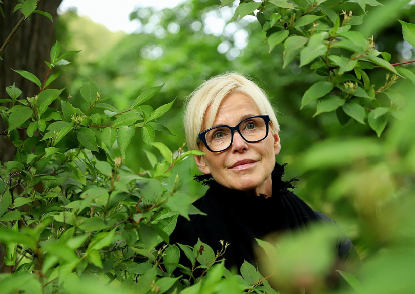 Ināra Slucka: "Esmu priecīga, ka beidzot man ir iespēja strādāt ar Janas Egles darbiem. Tie ir jēgpilni, dzīvi apliecinoši." Ināra Slucka: "Esmu priecīga, ka beidzot man ir iespēja strādāt ar Janas Egles darbiem. Tie ir jēgpilni, dzīvi apliecinoši."