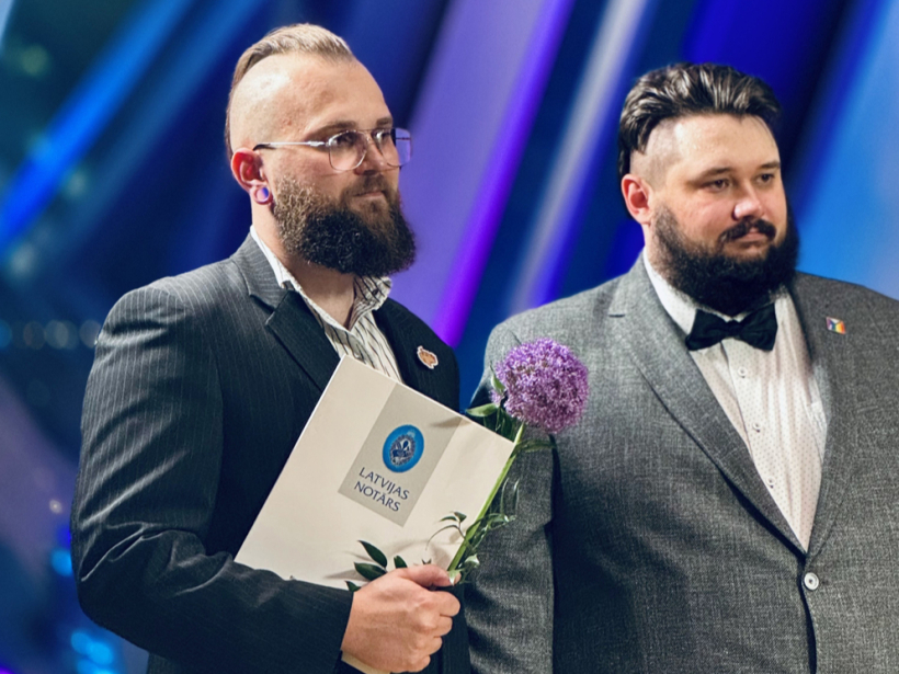 Jānis un Maksims bija pirmie, kuri reģistrēja partnerību Latvijā. Jānis un Maksims bija pirmie, kuri reģistrēja partnerību Latvijā.