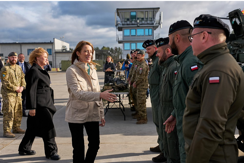 Vizītes noslēgumā EP priekšsēdētāja kopā ar Ministru prezidenti Eviku Siliņu apmeklēja militāro bāzi Ādažos. Vizītes noslēgumā EP priekšsēdētāja kopā ar Ministru prezidenti Eviku Siliņu apmeklēja militāro bāzi Ādažos.