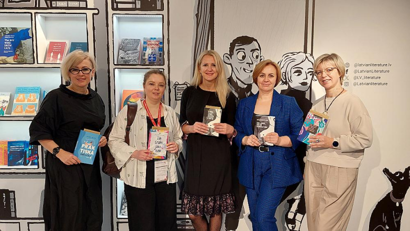 Izdevniecība "Latvijas Mediji" ciemos pie introvertā rakstnieka Latvijas stendā. No kreisās: galvenā redaktore Inga Ābelīte, redaktore Līva Kukle-Kalniņa, redaktore Agnese Strazdiņa, direktore Kristīne Kirkila un valdes locekle Evija Veide. Izdevniecība "Latvijas Mediji" ciemos pie introvertā rakstnieka Latvijas stendā. No kreisās: galvenā redaktore Inga Ābelīte, redaktore Līva Kukle-Kalniņa, redaktore Agnese Strazdiņa, direktore Kristīne Kirkila un valdes locekle Evija Veide.