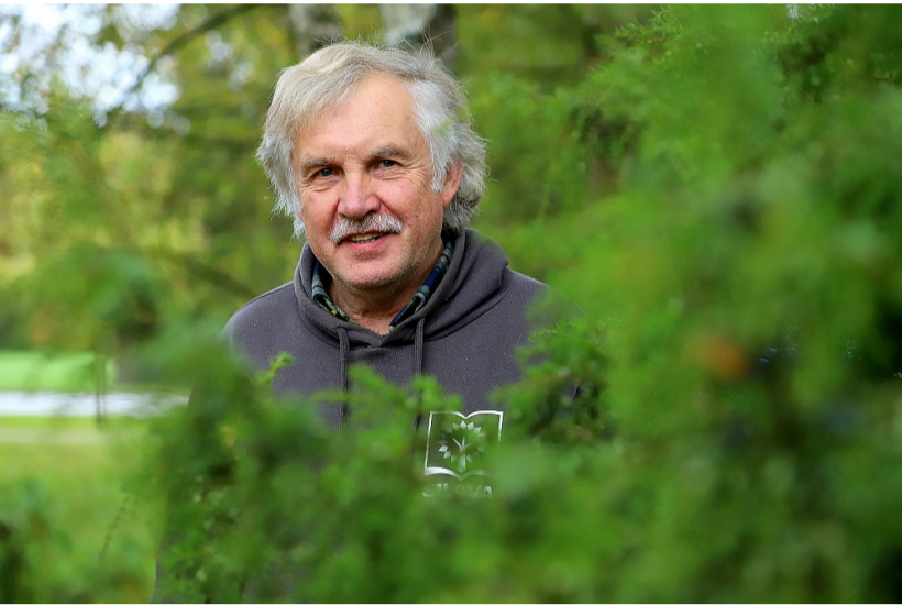 Zinātniskās padomes priekšsēdētājs Jānis Ozoliņš: "Nākamajā gadā sadarbībā ar institūtu BIOR un vairāku citu valstu zinātniekiem tiks uzsākta mežacūku pretmēra vakcīnu pārbaude. Mūsu uzdevums būs izpētīt, kā vakcīnas labāk iebarot tieši mežacūkām, lai tās neapēstu citi dzīvnieki." Zinātniskās padomes priekšsēdētājs Jānis Ozoliņš: "Nākamajā gadā sadarbībā ar institūtu BIOR un vairāku citu valstu zinātniekiem tiks uzsākta mežacūku pretmēra vakcīnu pārbaude. Mūsu uzdevums būs izpētīt, kā vakcīnas labāk iebarot tieši mežacūkām, lai tās neapēstu citi dzīvnieki."
