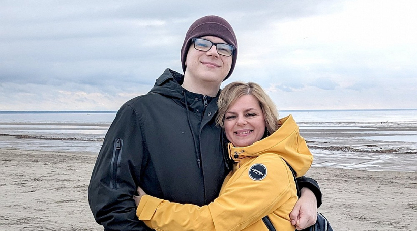 Ukraiņu diasporas koordinatore Natālija Juščenko kopā ar dēlu Bohdanu, kurš labi runā latviski, vienlaikus pabeidza skolu gan Ukrainā, gan Latvijā un jau trešo gadu studē inženierzinātnes Rīgas Tehniskajā universitātē. Ukraiņu diasporas koordinatore Natālija Juščenko kopā ar dēlu Bohdanu, kurš labi runā latviski, vienlaikus pabeidza skolu gan Ukrainā, gan Latvijā un jau trešo gadu studē inženierzinātnes Rīgas Tehniskajā universitātē.