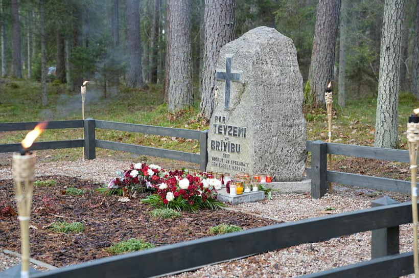 Nacionālās karavīru biedrības Rendas nodaļas biedri rūpējas par bijušo brīvības cīnītāju piemiņu. Nacionālās karavīru biedrības Rendas nodaļas biedri rūpējas par bijušo brīvības cīnītāju piemiņu.