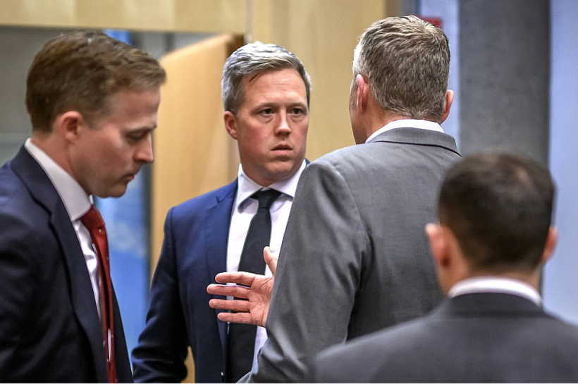 ASV armijas ministrs Daniels Driskols šobrīd ir galvenais sarunvedējs Ukrainas miera jautājumos. Puiciskā āriene maldina, jo viņu uzskata par vienu no ietekmīgākajiem Donalda Trampa administrācijā. Driskols savu palīgu ielenkumā Ženēvas sarunās svētdien. ASV armijas ministrs Daniels Driskols šobrīd ir galvenais sarunvedējs Ukrainas miera jautājumos. Puiciskā āriene maldina, jo viņu uzskata par vienu no ietekmīgākajiem Donalda Trampa administrācijā. Driskols savu palīgu ielenkumā Ženēvas sarunās svētdien.