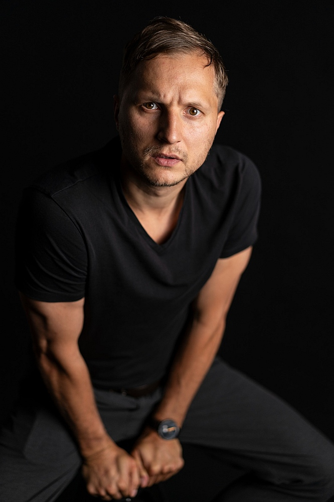 Niklāvs Kurpnieks: "Mana izrāde būs, kaut arī tas prasīja vairāk pūļu un laika. Esmu pats ieguvis tam finansējumu, nepieciešamās telpas, parādījis izrādi Jurim Žagaram, kurš atzina tās potenciālu." Niklāvs Kurpnieks: "Mana izrāde būs, kaut arī tas prasīja vairāk pūļu un laika. Esmu pats ieguvis tam finansējumu, nepieciešamās telpas, parādījis izrādi Jurim Žagaram, kurš atzina tās potenciālu."