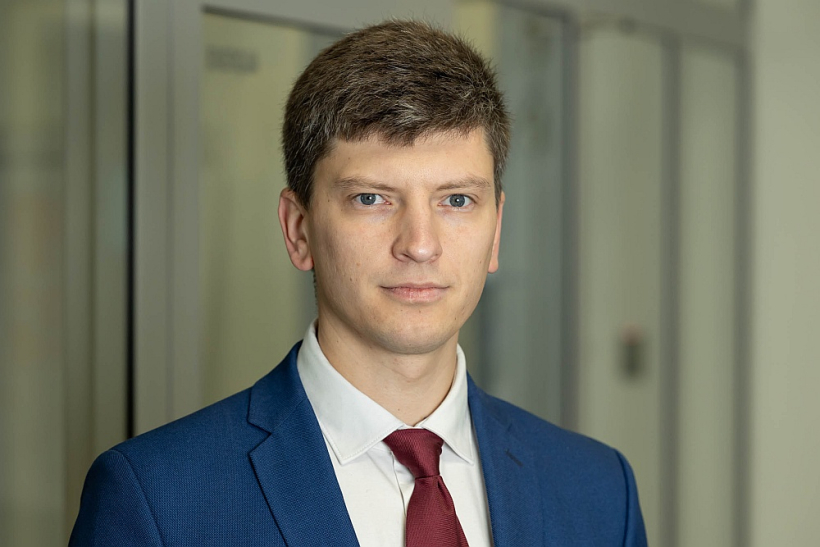 ""Latvenergo" rīcībā jau ir termo un hidro elektrostacijas, tagad veidojam saules un vēja enerģijas iegūšanas parkus. Tie ir nopietni resursi, kas viens otru līdzsvaro, vajadzīgā brīdī papildina, piesedz vai aizvieto," stāsta Edgars Groza, AS "Latvenergo" vēja parku attīstības vadītājs. ""Latvenergo" rīcībā jau ir termo un hidro elektrostacijas, tagad veidojam saules un vēja enerģijas iegūšanas parkus. Tie ir nopietni resursi, kas viens otru līdzsvaro, vajadzīgā brīdī papildina, piesedz vai aizvieto," stāsta Edgars Groza, AS "Latvenergo" vēja parku attīstības vadītājs.