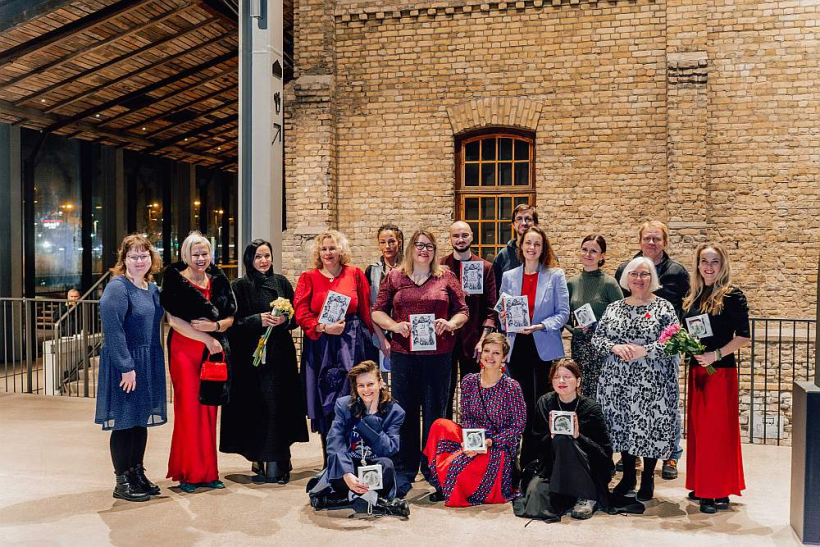 Stāstu krājuma autori, kas piedalījās grāmatas atklāšanas pasākumā. No kreisās: Laura Melne, Dace Rukšāne, Inga Grencberga, Ruta Zimnoha, Māra Priedīte, Kristīne Jučkoviča, Lauris Bērziņš, Viesturs Ķerus, Zane Krēsliņa, Līva Vecvagare, Guntis Eņģelis, viņam priekšā Jana Egle un Gunita Krilova. Priekšā: Inga Pizāne, Lelde Jauja, Māra Ulme. Stāstu krājuma autori, kas piedalījās grāmatas atklāšanas pasākumā. No kreisās: Laura Melne, Dace Rukšāne, Inga Grencberga, Ruta Zimnoha, Māra Priedīte, Kristīne Jučkoviča, Lauris Bērziņš, Viesturs Ķerus, Zane Krēsliņa, Līva Vecvagare, Guntis Eņģelis, viņam priekšā Jana Egle un Gunita Krilova. Priekšā: Inga Pizāne, Lelde Jauja, Māra Ulme.