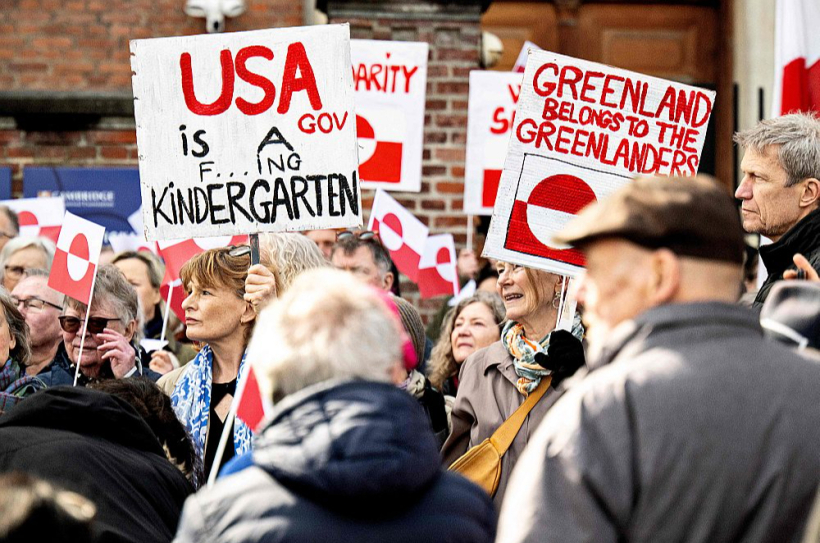 Protests pie ASV vēstniecības Kopenhāgenā pērn: "Grenlande pieder grenlandiešiem!" Protests pie ASV vēstniecības Kopenhāgenā pērn: "Grenlande pieder grenlandiešiem!"