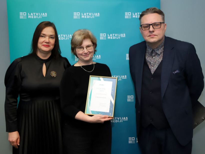 Izcilākās “Latvijas Mediju” 2025. gada grāmatas “Astrīda. Kafija un cigaretes” (autore un grāmatas unikālās uzbūves idejas izstrādātāja – Ieva Struka) atbildīgā redaktore Linda Kusiņa-Šulce, balvu saņemot. Linda ir arī pastāvīga rakstu autore “Mājas Viesī”. Attēlā no kreisās Redaktoru padomes priekšsēdētāja vietniece Ieva Ēvalde, Linda Kusiņa-Šulce, portāla “Lasi.lv” galvenais redaktors un Redaktoru padomes priekšsēdētājs Jānis Žilde. Izcilākās “Latvijas Mediju” 2025. gada grāmatas “Astrīda. Kafija un cigaretes” (autore un grāmatas unikālās uzbūves idejas izstrādātāja – Ieva Struka) atbildīgā redaktore Linda Kusiņa-Šulce, balvu saņemot. Linda ir arī pastāvīga rakstu autore “Mājas Viesī”. Attēlā no kreisās Redaktoru padomes priekšsēdētāja vietniece Ieva Ēvalde, Linda Kusiņa-Šulce, portāla “Lasi.lv” galvenais redaktors un Redaktoru padomes priekšsēdētājs Jānis Žilde.
