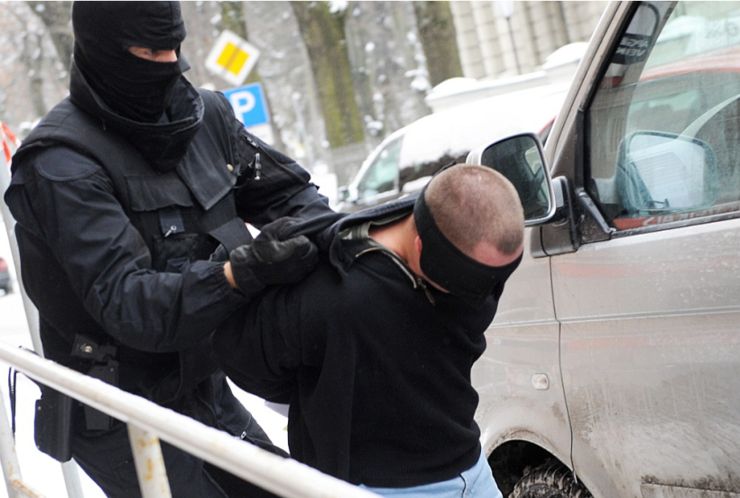 2011. gada 26. janvāris. Diena pēc nozieguma. Aizturētais Pāvels Hristoforidi, kurš piedalījās spēļu zāles aplaupīšanā Jēkabpilī, tiek konvojēts no Rīgas pilsētas Ziemeļu rajona tiesas. 2011. gada 26. janvāris. Diena pēc nozieguma. Aizturētais Pāvels Hristoforidi, kurš piedalījās spēļu zāles aplaupīšanā Jēkabpilī, tiek konvojēts no Rīgas pilsētas Ziemeļu rajona tiesas.