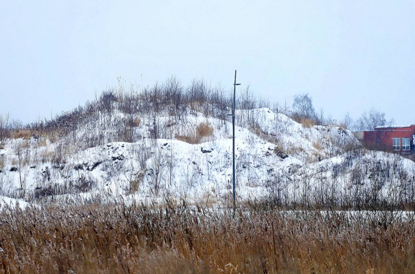 Netālu no Skanstes parka uzbērtais piesārņotās grunts kalns joprojām indē apkārtējo zemi. Risinājums tam pagaidām nav rasts. Netālu no Skanstes parka uzbērtais piesārņotās grunts kalns joprojām indē apkārtējo zemi. Risinājums tam pagaidām nav rasts.