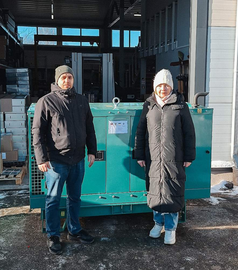 Valmieras novada pašvaldība Tripiļas izglītības un rehabilitācijas centram uzdāvinājusi jaudīgu elektroenerģijas ģeneratoru. 2. februārī Ukrainas Mazo pilsētu asociācijas pārstāvniecības Latvijas Republikā vadītāja Oksana Kiriļuka kopā ar Valmieras novada pašvaldības Nekustamā īpašuma apsaimniekošanas pārvaldes inženieri Aināru Skrastiņu devās saņemt iegādāto iekārtu un nodeva to organizācijai "Ziedot.lv". Valmieras novada pašvaldība Tripiļas izglītības un rehabilitācijas centram uzdāvinājusi jaudīgu elektroenerģijas ģeneratoru. 2. februārī Ukrainas Mazo pilsētu asociācijas pārstāvniecības Latvijas Republikā vadītāja Oksana Kiriļuka kopā ar Valmieras novada pašvaldības Nekustamā īpašuma apsaimniekošanas pārvaldes inženieri Aināru Skrastiņu devās saņemt iegādāto iekārtu un nodeva to organizācijai "Ziedot.lv".