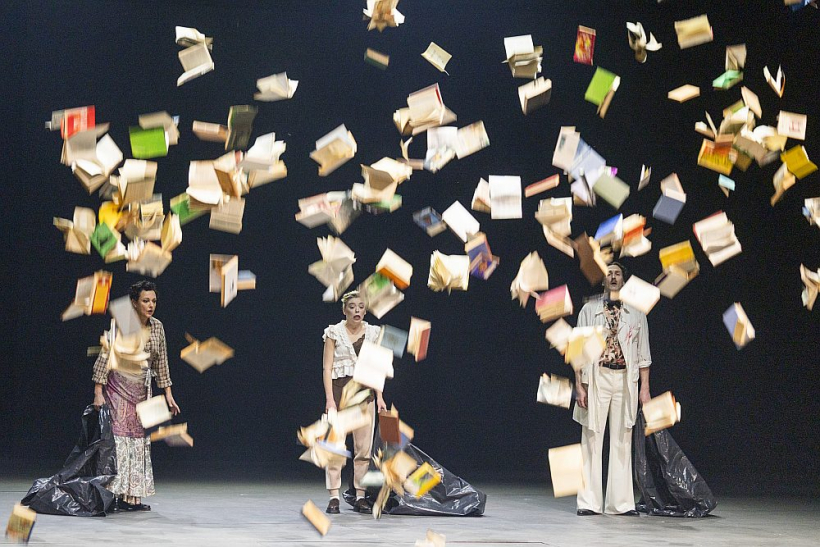 Izrāde sākas ar iespaidīgu dona Kihota bibliotēkas revidēšanu. Izrāde sākas ar iespaidīgu dona Kihota bibliotēkas revidēšanu.