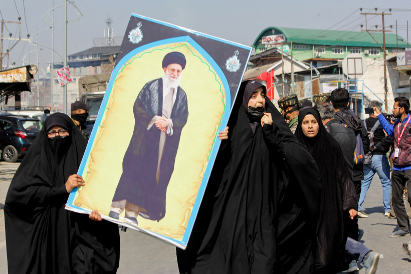 Šiītu musulmaņu demonstranti 2026. gada 2. martā Šrinagarā tur rokās Irānas mirušā augstākā līdera ajatollas Ali Hamenei portretu, kamēr pēc viņa nāves ASV un Izraēlas triecienos tika ieviesti ierobežojumi un notika protesti. Šiītu musulmaņu demonstranti 2026. gada 2. martā Šrinagarā tur rokās Irānas mirušā augstākā līdera ajatollas Ali Hamenei portretu, kamēr pēc viņa nāves ASV un Izraēlas triecienos tika ieviesti ierobežojumi un notika protesti.