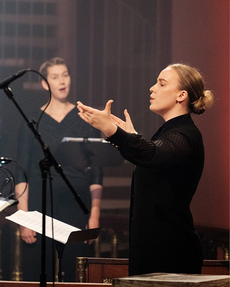 Anastasija Kildiša: "Diriģenta darbs ir gluži kā izveidot sava veida portālu, kas stāv pa vidu starp dziedātājiem un klausītājiem." Anastasija Kildiša: "Diriģenta darbs ir gluži kā izveidot sava veida portālu, kas stāv pa vidu starp dziedātājiem un klausītājiem."