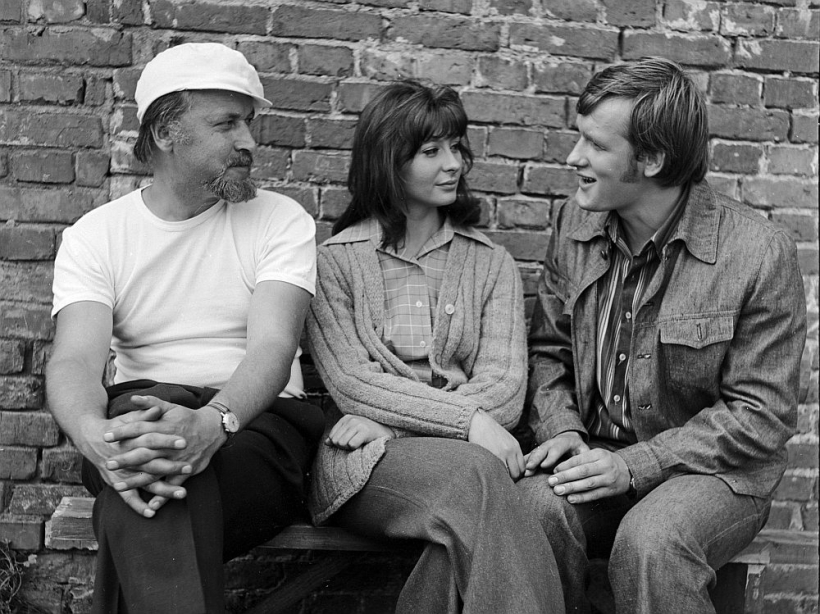 Jānis Streičs (no kreisās) kopā ar filmas "Mans draugs – nenopietns cilvēks" aktieriem Gaļinu Maculēviču (Intu) un Jāni Paukštello (Arvīdu). 1975. gads.