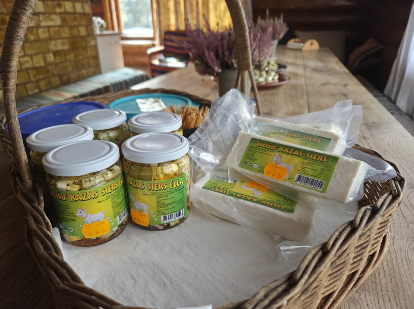 Z/S "Līcīši" kazas piena produkti. Jo īpaši iecienīti ir kazas siera gabaliņi eļļā.