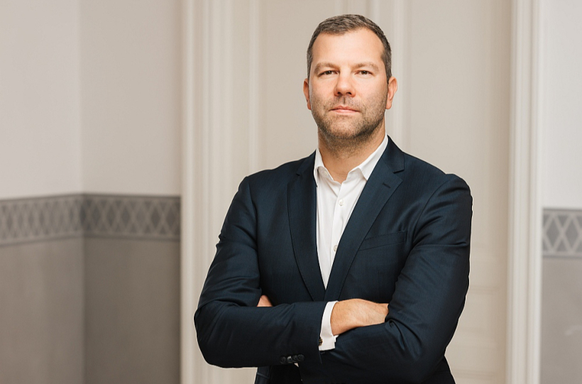 "Baltijas reģions ir viens no perspektīvākajiem tirgiem BESS attīstībai Eiropā – balansēšanas tirgus ir atvērts, un uzkrāšanas sistēmas arvien biežāk tiek integrētas kopā ar ražojošiem un patērējošiem aktīviem, radot jaunus elastības un ienākumu modeļus," atzīst "AJ Power" uzņēmumu grupas vadītājs Roberts Samtiņš.