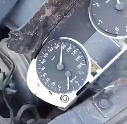 Avarējušā "BMW" spidometra bultiņa bija apstājusies pie ātruma 180 km/h. Avarējušā "BMW" spidometra bultiņa bija apstājusies pie ātruma 180 km/h.