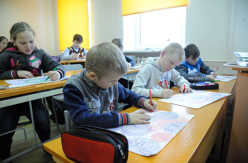 "Latvijā demogrāfiskā situācija kļūst arvien izaicinošāka – līdz 2040. gadam skolēnu skaits vispārējā izglītībā samazināsies gandrīz par 50%, dažviet pat vairāk kā 60%. Līdz ar to iepriekšējais finansēšanas modelis "Nauda seko skolēnam" ir sevi izsmēlis un vairs neatbilst pašreizējai realitātei," pamatojot modeļa "Programma skolā" nepieciešamību, raksta Izglītības un zinātnes ministrijas pārstāvji. "Latvijā demogrāfiskā situācija kļūst arvien izaicinošāka – līdz 2040. gadam skolēnu skaits vispārējā izglītībā samazināsies gandrīz par 50%, dažviet pat vairāk kā 60%. Līdz ar to iepriekšējais finansēšanas modelis "Nauda seko skolēnam" ir sevi izsmēlis un vairs neatbilst pašreizējai realitātei," pamatojot modeļa "Programma skolā" nepieciešamību, raksta Izglītības un zinātnes ministrijas pārstāvji.