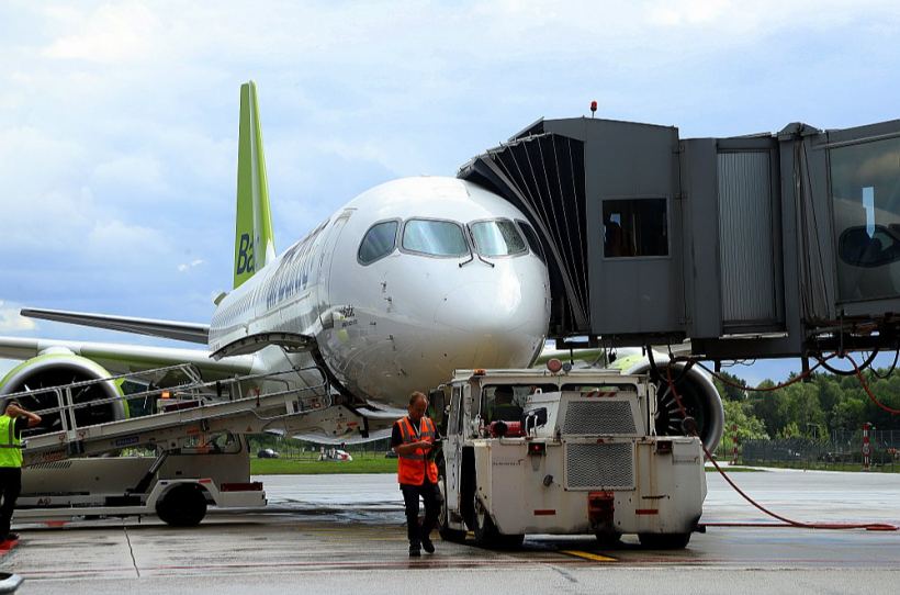Konflikts Tuvajos Austrumos, degvielas cenu kāpums ir būtiski ietekmējuši "Air Baltic" izmaksas. Konflikts Tuvajos Austrumos, degvielas cenu kāpums ir būtiski ietekmējuši "Air Baltic" izmaksas.