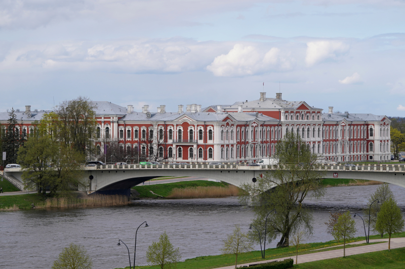 Skats uz Lielupi un Jelgavas pili. Skats uz Lielupi un Jelgavas pili.