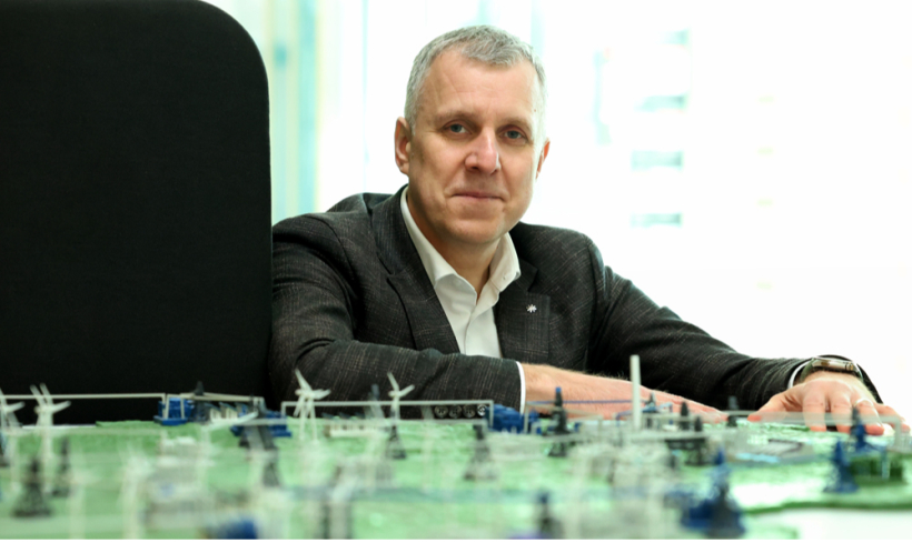"Litgrid" valdes priekšsēdētājs Andrius Šemeškēvičs: "Starpsavienojumi ļoti palīdz iesaistīt elektrības ražošanā lielu apjomu atjaunojamo resursu. Tas savukārt ļāvis elektrības cenas Baltijas reģionā noturēt relatīvi zemas un stabilas pat pašreizējās Irānas krīzes laikā – atšķirībā no daudzām citām valstīm elektrības cena Baltijas valstīs nepalielinājās. Par to jāsaka paldies elektrības ražošanai no saules, vēja un ūdens, kā arī labi attīstītiem valstu starpsavienojumiem."