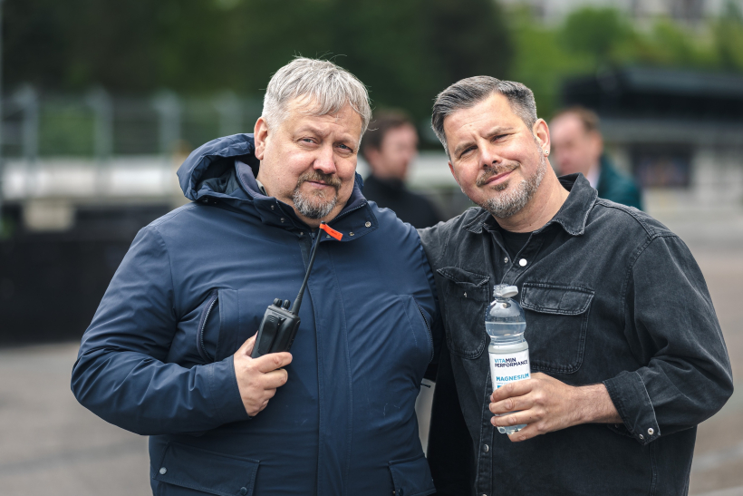 Konkursa "Latvijas e-Auto" rīkotājs Roberts Jansons un mūziķis Intars Busulis.