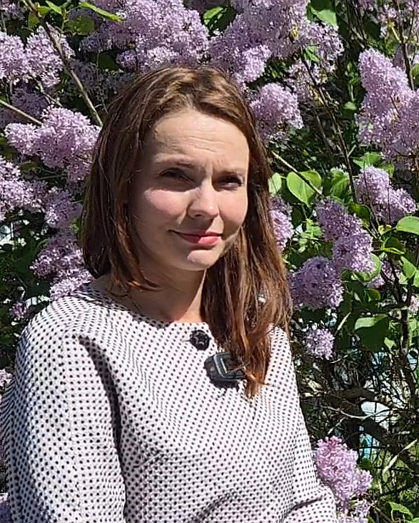 Valsts augu aizsardzības dienesta Kaitīgo organismu ierobežošanas darba grupas vadītāja Līga Grišāne: "2025. gada beigās ir uzmērīta 11,6 tūkst. hektāru liela teritorija, kura ir invadēta ar latvāņiem. Lielākās latvāņu platības ir Cēsu, Madonas, Krāslavas, Siguldas, Rēzeknes un Tukuma novadā. Taču nav iespējams pateikt, vai Latvijā kopumā ir vērojama tendence samazināties vai palielināties latvāņu platībai, jo monitorings valsts mērogā netiek veikts."