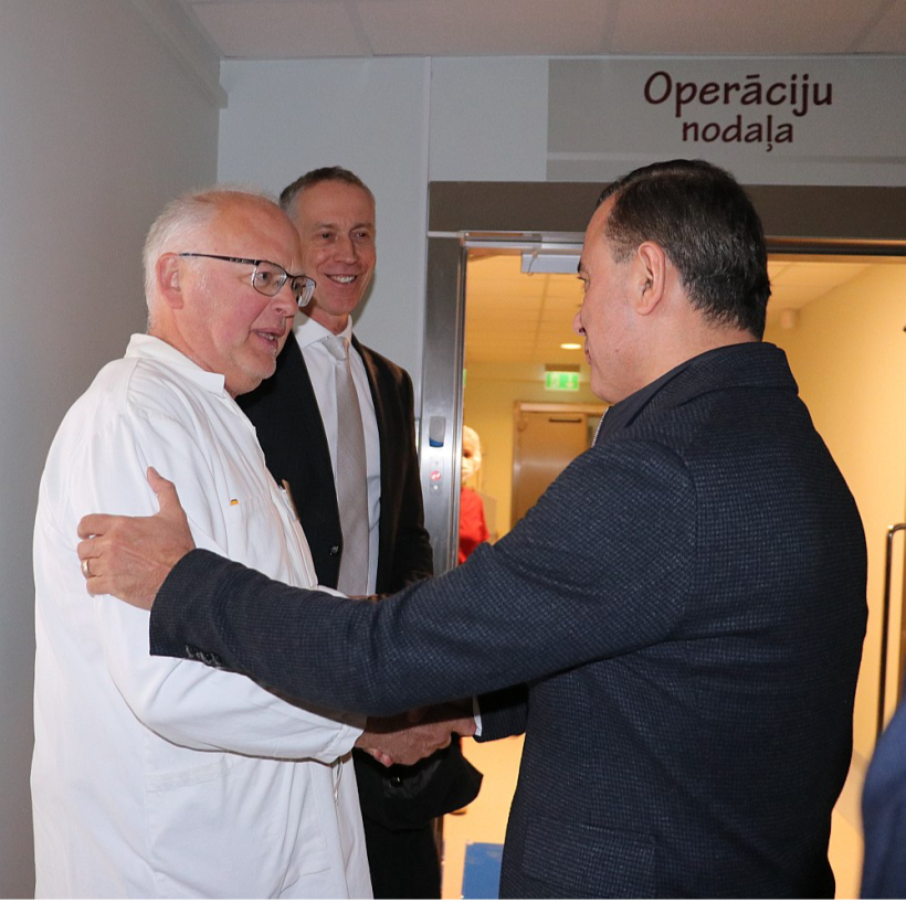 Veselības ministrs Hosams Abu Meri (no labās) ķirurgam Valdim Skultem solīja, ka arī pēc slimnīcu reformas Alūksnē tikšot nodrošināta neatliekamā medicīniskā palīdzība diennakts režīmā, kā arī meklēti risinājumi, lai pacienti stacionārā nepaliktu bez traumatologa. Ministra solījumos klausās arī Alūksnes novada domes priekšsēdētājs Dzintars Adlers (vidū).