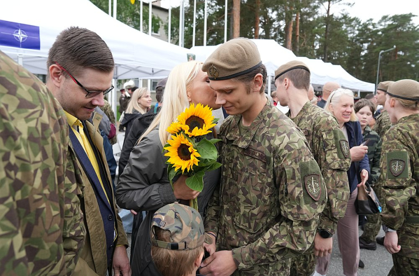 Valsts aizsardzības dienesta karavīrus izlaidumā sveica tuvinieki.