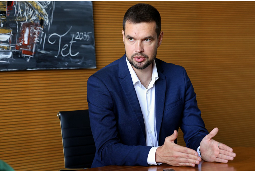 "Tet" valdes loceklis, galvenais tehnoloģiju direktors Dmitrijs Ņikitins: "Datu centru attīstītājiem ir liela interese tieši par relatīvi vēsajām ziemeļvalstīm, pirmkārt, relatīvi zemāka āra gaisa temperatūra paver iespēju daļu nepieciešamās datu centru dzesēšanas nodrošināt par brīvu, bet, otrkārt, labi attīstītajiem pilsētu siltumtīkliem paver iespēju nodot datu centru saražoto siltumu pilsētām."